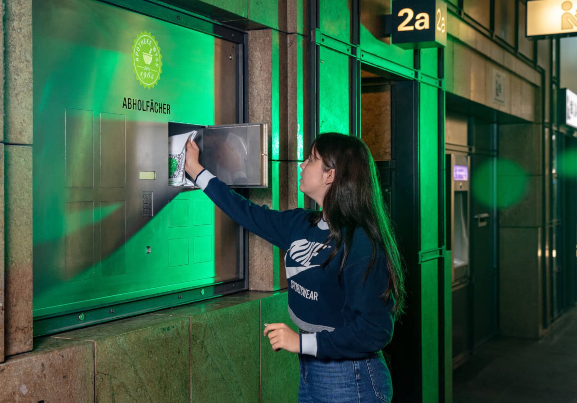 Eine DACOS Abholfachanlage mit 9 Fächern bei Nacht. Abholung von Medikamenten auch außerhalb der Öffnungszeiten von Apotheken. Bester Kundenservice 24/7 mit großen Fächern wartungsarm und robust und sieht auch noch gut aus..