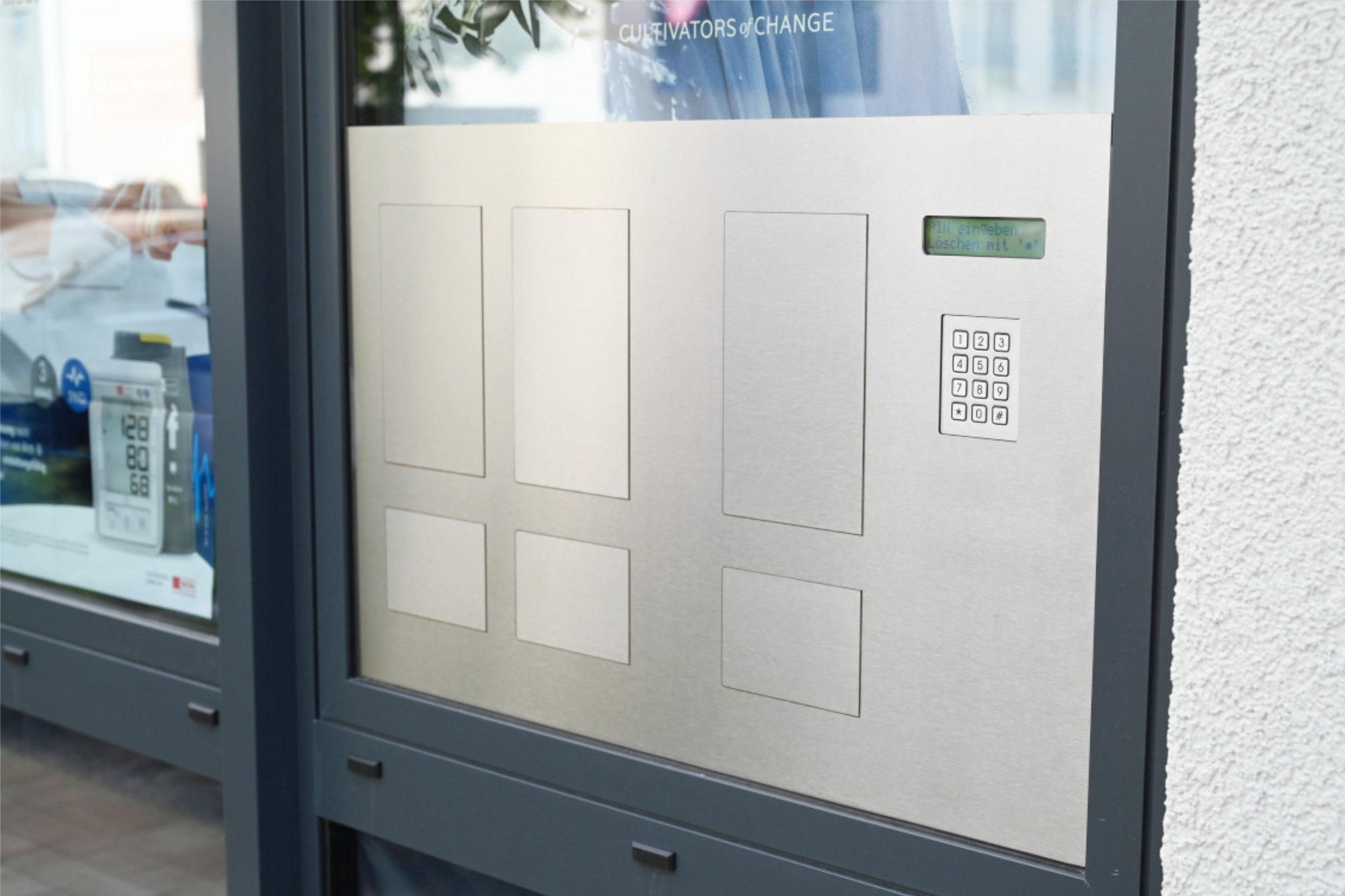 Eine DACOS Abholfachanlage mit 8 großen Fächern unterschiedlicher Größe: so versorgen Sie ihre Kunden rund um die Uhr optimal 24/7 – Immer die die beste und passende Lösung für Ihre Fassade von Marktführer DACOS.