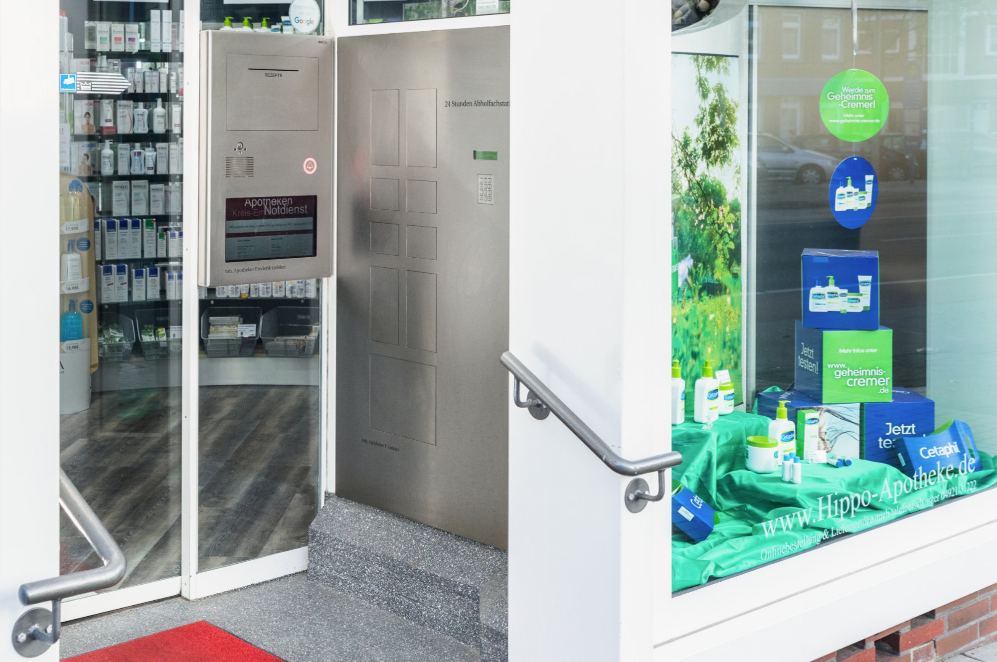 Eine DACOS Abholfachanlage mit 9 Fächern, hier über Eck in Kombination mit einer Notdienstanlage. Drei unterschiedliche Fächergrößen ermöglichen die bequeme Abholung von Medikamenten auch außerhalb der Öffnungszeiten von Apotheken. Rund um die Uhr bester Service 24/7 – Immer die die beste und passende Lösung für Ihre Fassade von Marktführer DACOS.
