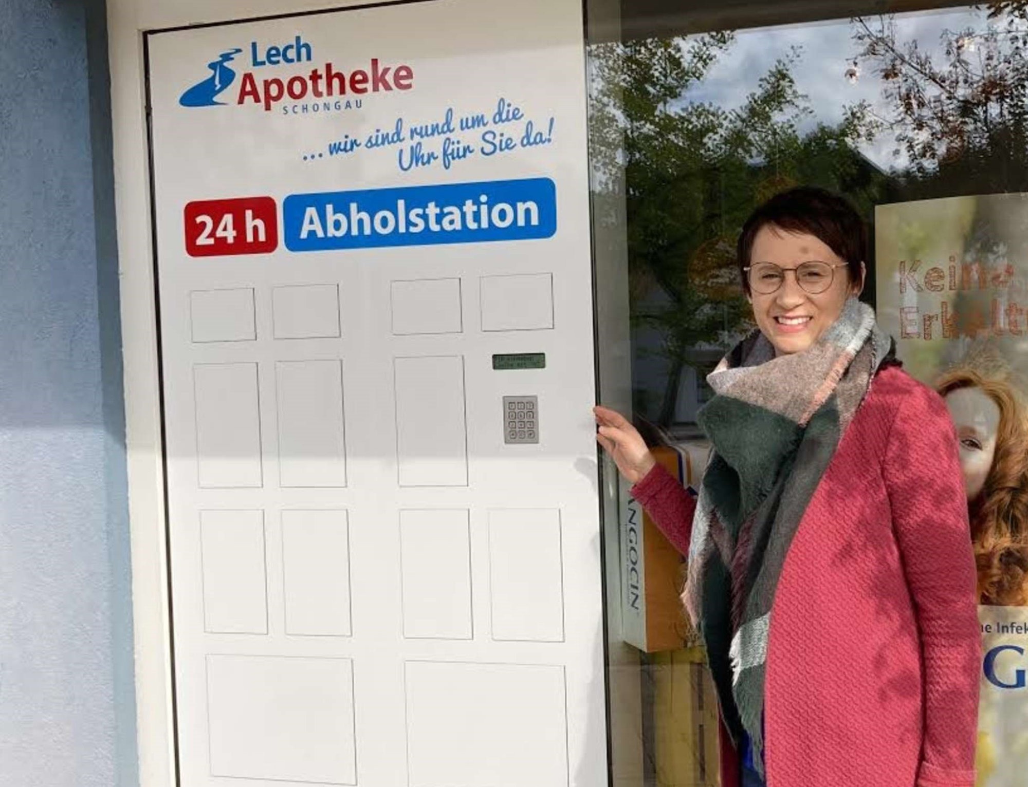 Kundenservice pur: Eine DACOS Abholfachanlage mit 13 Fächern. Ermöglicht die Abholung von Medikamenten auch außerhalb der Öffnungszeiten von Apotheken. Rund um die Uhr bester Service 24/7 – Immer die die beste und induviduelle Lösung für Ihre Fassade von Marktführer DACOS.