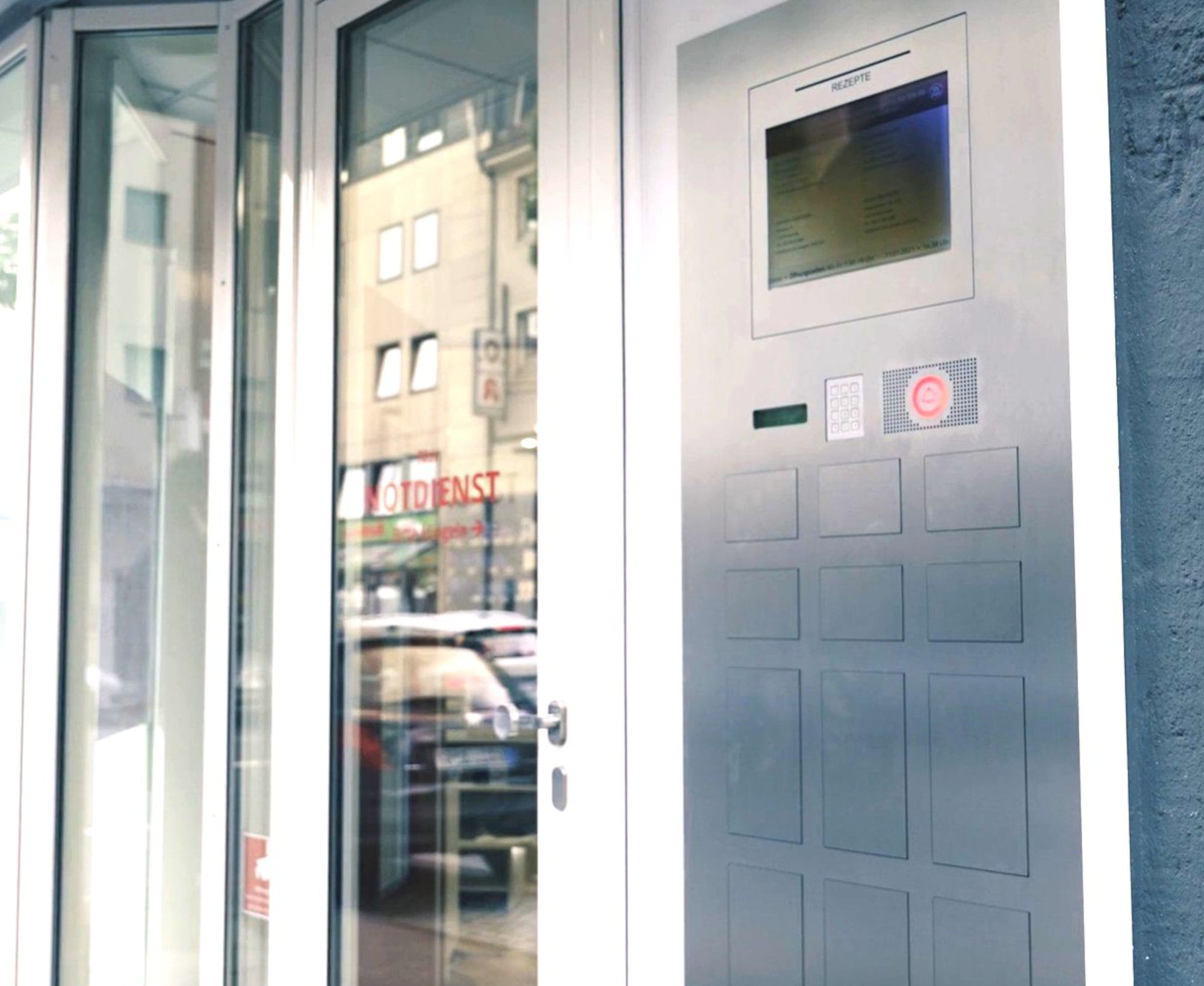 Eine DACOS Abholfachanlage mit 12 Fächern, hier in der Innenstadt am Bahnhof. Ermöglicht die Abholung von Medikamenten auch außerhalb der Öffnungszeiten von Apotheken. Bester Kundenservice 24/7 – Immer die die beste und induviduelle Lösung für Ihre Fassade von Marktführer DACOS.