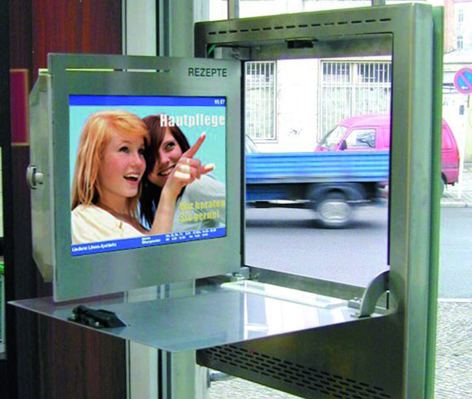 DACOS Durchreiche einer Notdienstanlage, hier im geöffneten Zustand. Die bequeme Arbeitshöhe und die Klappe als Arbeitstisch erleichtern den Kundenservice erheblich. Stabil und wartungsarm von Marktführer DACOS.